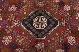 Central medallion detail of 2000s Shiraz rug from Iran / Persia