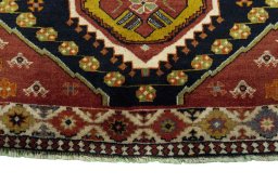 Central medallion detail of 2000s Shiraz rug from Iran / Persia