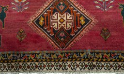 Central medallion detail of 2000s Shiraz rug from Iran / Persia