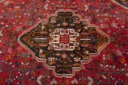 Central medallion detail of 2000s Shiraz rug from Iran / Persia