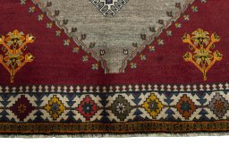 Central medallion detail of 2000s Shiraz rug from Iran / Persia