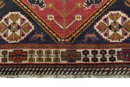 Central medallion detail of 2000s Shiraz rug from Iran / Persia