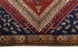 Central medallion detail of 2000s Shiraz rug from Iran / Persia