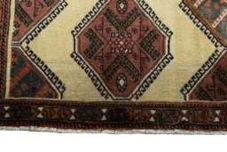 Central medallion detail of 2000s Shiraz rug from Iran / Persia