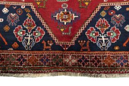 Central medallion detail of 2000s Shiraz rug from Iran / Persia
