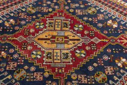 Central medallion detail of 2000s Shiraz rug from Iran / Persia