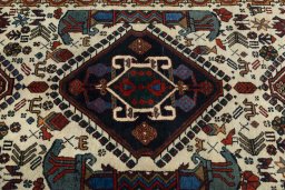 Central medallion detail of 2000s Shiraz rug from Iran / Persia