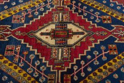 Central medallion detail of 2000s Shiraz rug from Iran / Persia