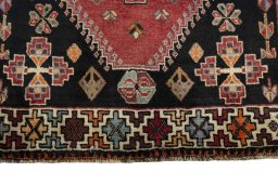 Central medallion detail of 2000s Shiraz rug from Iran / Persia
