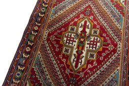 Backside of handmade 1970s Shiraz rug showing knot structure and weave density