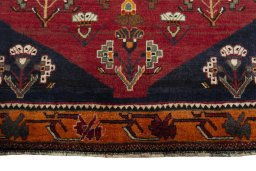 Central medallion detail of 2000s Shiraz rug from Iran / Persia