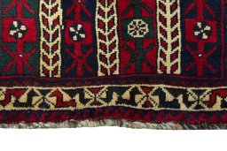 Central medallion detail of 2000s Shiraz rug from Iran / Persia
