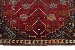 Central medallion detail of 2000s Shiraz rug from Iran / Persia