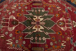 Central medallion detail of 2000s Shiraz rug from Iran / Persia