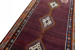Backside of handmade 1970s Shiraz rug showing knot structure and weave density