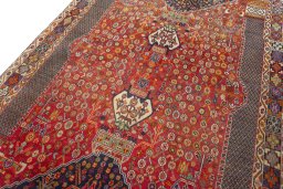 Backside of handmade 1970s Shiraz rug showing knot structure and weave density