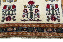 Central medallion detail of 2000s Shiraz rug from Iran / Persia