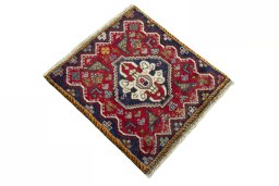 Close-up detail of 2000s Shiraz rug from Iran / Persia showing Wool weave