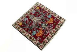 Close-up detail of 2000s Shiraz rug from Iran / Persia showing Wool weave