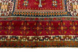 Central medallion detail of 2000s Shiraz rug from Iran / Persia