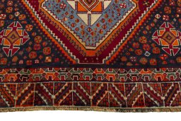 Central medallion detail of 2000s Shiraz rug from Iran / Persia