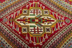 Central medallion detail of 2000s Shiraz rug from Iran / Persia