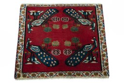 Surface texture of 2000s Shiraz rug with natural Wool and intricate pattern