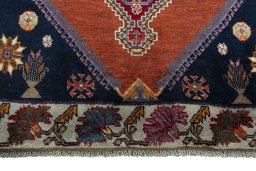 Central medallion detail of 2000s Shiraz rug from Iran / Persia