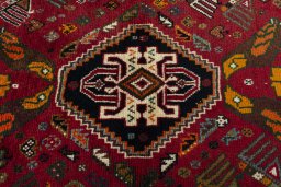 Central medallion detail of 2000s Shiraz rug from Iran / Persia