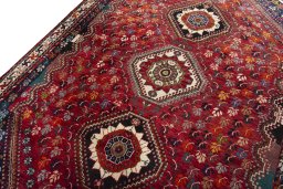 Backside of handmade 1970s Shiraz rug showing knot structure and weave density