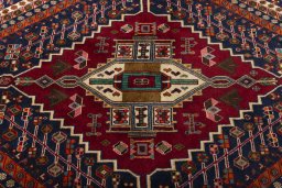 Central medallion detail of 2000s Shiraz rug from Iran / Persia