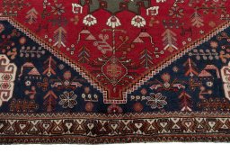 Central medallion detail of 2000s Shiraz rug from Iran / Persia