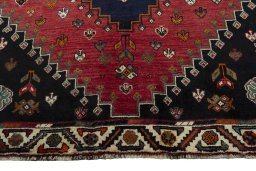 Central medallion detail of 2000s Shiraz rug from Iran / Persia