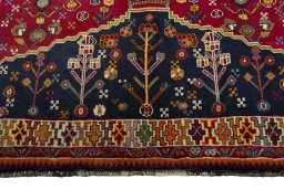 Central medallion detail of 2000s Shiraz rug from Iran / Persia