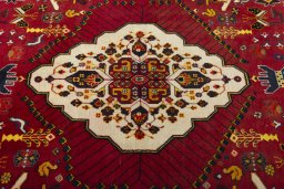 Central medallion detail of 2000s Shiraz rug from Iran / Persia