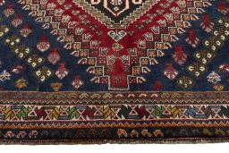 Central medallion detail of 2000s Shiraz rug from Iran / Persia