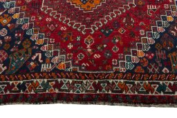 Central medallion detail of 2000s Shiraz rug from Iran / Persia