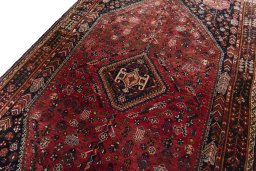 Backside of handmade 1970s Shiraz rug showing knot structure and weave density