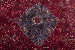 Central medallion detail of 2000s Shiraz rug from Iran / Persia
