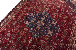 Backside of handmade 1970s Shiraz rug showing knot structure and weave density