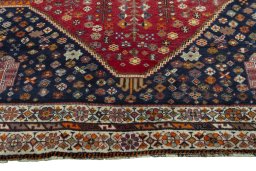 Central medallion detail of 2000s Shiraz rug from Iran / Persia