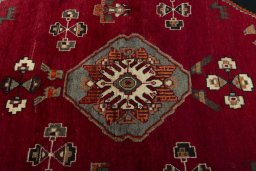 Central medallion detail of 2000s Shiraz rug from Iran / Persia