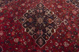 Central medallion detail of 2000s Shiraz rug from Iran / Persia