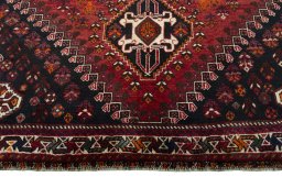 Central medallion detail of 2000s Shiraz rug from Iran / Persia