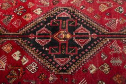Central medallion detail of 2000s Shiraz rug from Iran / Persia