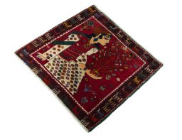 Corner detail of 1970s Shiraz rug showing border pattern and Wool pile