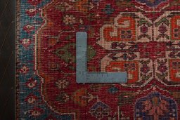 Backside of handmade 1970s Shiraz rug showing knot structure and weave density