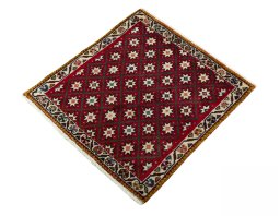Corner detail of 1970s Shiraz rug showing border pattern and Wool pile