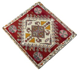 Corner detail of 1970s Shiraz rug showing border pattern and Wool pile