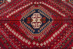 Central medallion detail of 2000s Shiraz rug from Iran / Persia